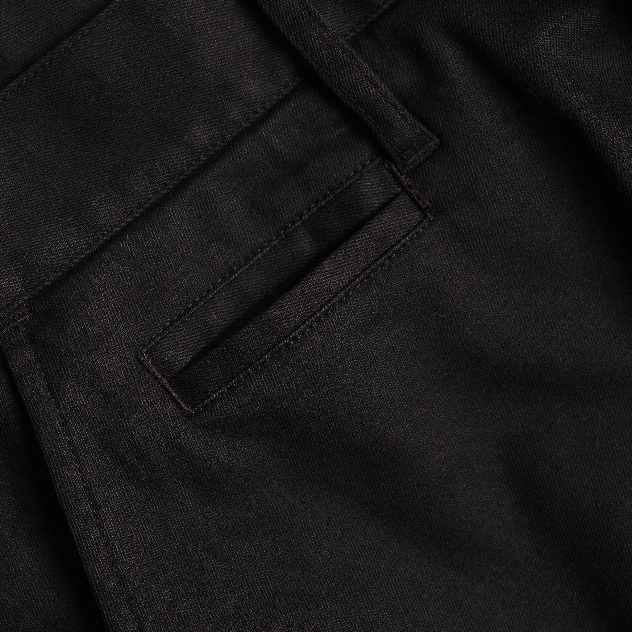 The Slim Chino in Organic Coal